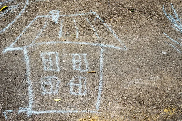 Dibujo infantil con lápices de colores en el pavimento: una casa con ventanas y techo, y espacio libre para su texto — Foto de Stock