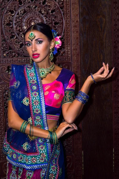 Mulher bonita india beleza menina vestido tradicional — Fotografia de Stock