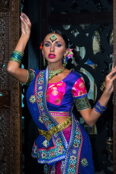 Hermosa mujer india belleza chica vestido tradicional — Foto de Stock