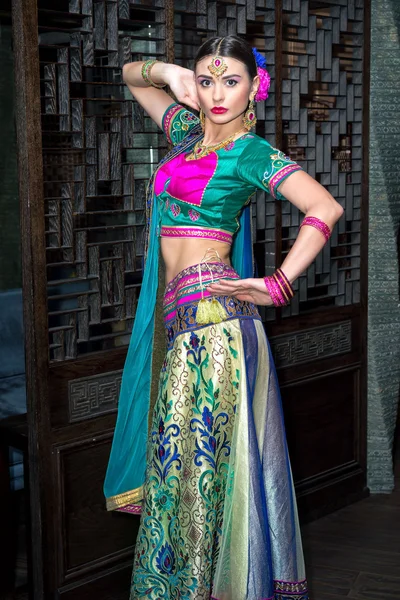 Mulher bonita india beleza menina vestido tradicional — Fotografia de Stock