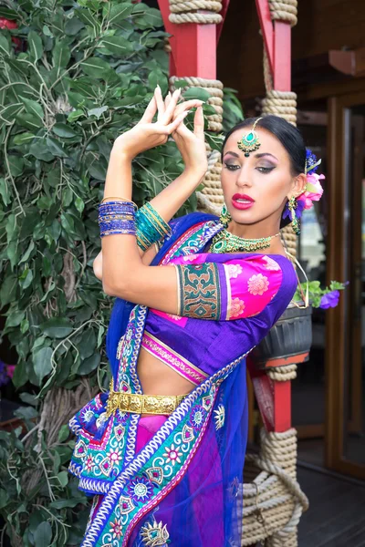 Mulher bonita india beleza menina vestido tradicional — Fotografia de Stock
