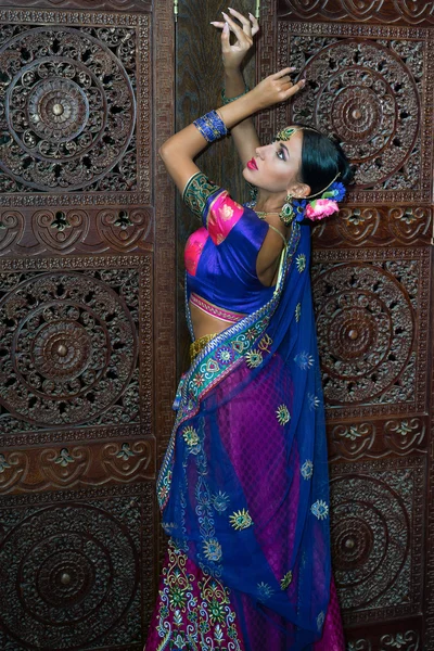 Mooie vrouw india schoonheid meisje klederdracht — Stockfoto