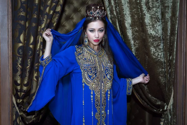 Όμορφη λεπτή γυναίκα σέξι arabian τουρκική ανατολίτικο επαγγελματίας καλλιτέχνης στο καρναβάλι που λάμπει κοστούμι με μακρά υγιή μαλλιά γυαλιστερό. — Φωτογραφία Αρχείου