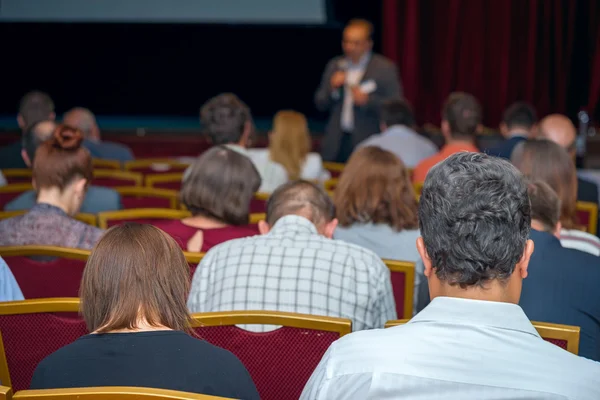 Conference hall pełnej widowni prezentacji biznesowych — Zdjęcie stockowe