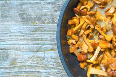 chantarelle ahşap arka plan üzerinde kopya alanı ile bir tavada mantar