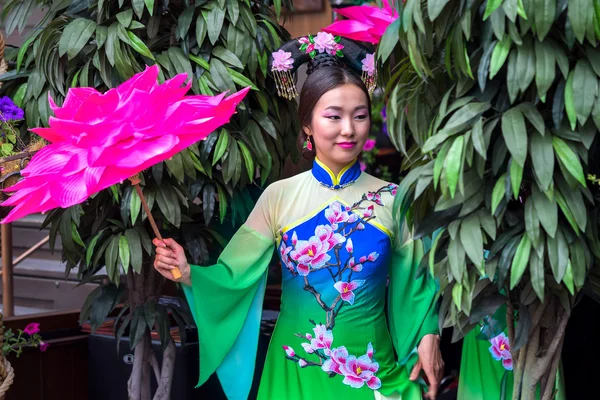 Kinesisk flicka med klänning traditionella cheongsam i trädgården — Stockfoto