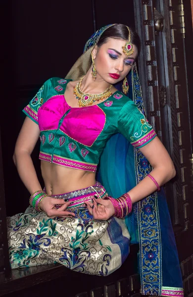 Hermosa mujer india joven en ropa tradicional — Foto de Stock