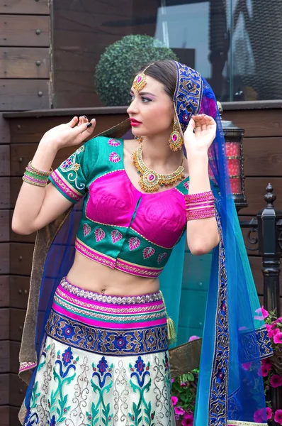 Hermosa mujer india joven en ropa tradicional —  Fotos de Stock