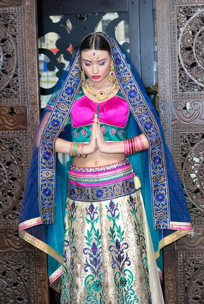 Belle jeune femme indienne en vêtements traditionnels — Photo