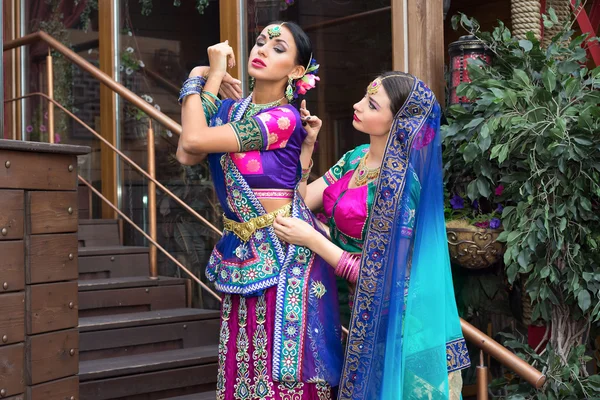 Duas jovens em vestidos de tradição indiana — Fotografia de Stock