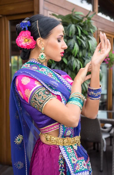 Mulher indiana jovem bonita em roupas tradicionais — Fotografia de Stock