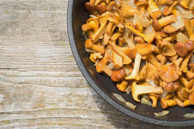 chantarelle ahşap arka plan üzerinde kopya alanı ile bir tavada mantar