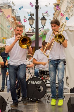 Moskova, Rusya - 10 Temmuz 2016: cover grubunda bir şehir sokak Brevis Brass Band performans. Neşeli bir genç halkı oluşan müthiş enerjisiyle benzersiz Moskova kapak takımı olduğunu.