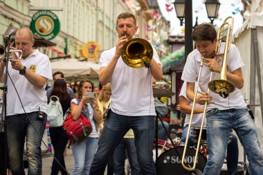 Moskova, Rusya - 10 Temmuz 2016: cover grubunda bir şehir sokak Brevis Brass Band performans. Neşeli bir genç halkı oluşan müthiş enerjisiyle benzersiz Moskova kapak takımı olduğunu.