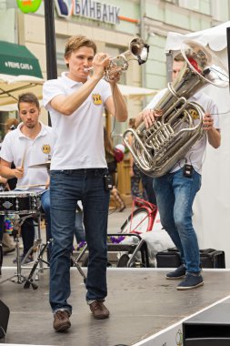 Moskova, Rusya - 10 Temmuz 2016: cover grubunda bir şehir sokak Brevis Brass Band performans. Neşeli bir genç halkı oluşan müthiş enerjisiyle benzersiz Moskova kapak takımı olduğunu.
