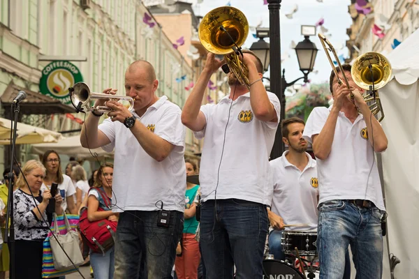 Moskva, Ryssland - 10 juli 2016: coverband Brevis blåsorkester prestanda på en stadsgata. Det är unika Moskva täcka team med enorma energi, bestående av en glada ungdomar. — Stockfoto