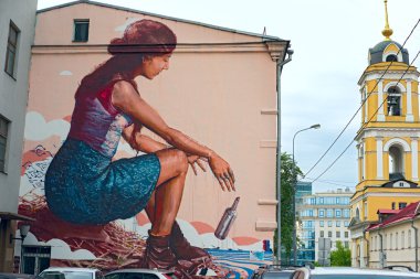 Moskova - 19 Haziran 2016: duvara boyalı kadın portre. Renkli grafiti Moskova şehir merkezinde. Yazar: Fintan Magee (Avustralya), başlık - Message.