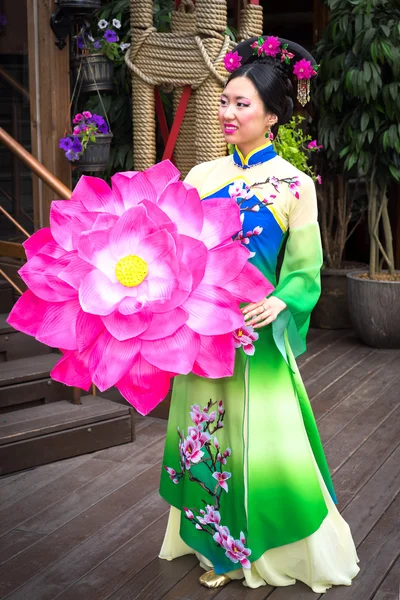 Kinesisk flicka med traditionell klädsel och lotus blomma parasoll — Stockfoto