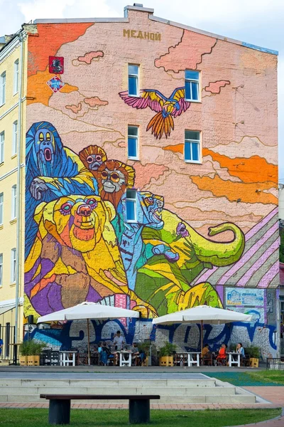 モスクワ, ロシア - 2016 年 7 月 17 日: 落書き「サーカス」Trubnaya で正方形、著者・ アーティスト アレックス銅。街のアート オブジェクトを作成するためのプログラムの 18.05.2013 の作成. — ストック写真
