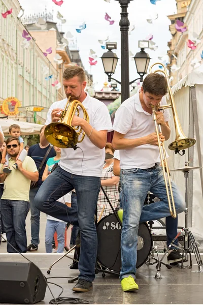 Moskva, Ryssland - 10 juli 2016: coverband Brevis blåsorkester prestanda på en stadsgata. Det är unika Moskva täcka team med enorma energi, bestående av en glada ungdomar. — Stockfoto