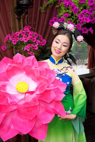 Kinesisk flicka med traditionell klädsel och lotus blomma parasoll — Stockfoto