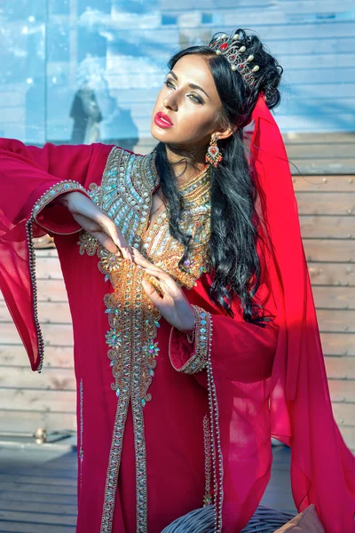 Όμορφη γυναίκα στο φόρεμα κόκκινο Αραβική παράδοση — Φωτογραφία Αρχείου