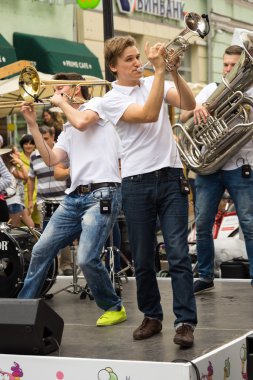 Moskova, Rusya - 10 Temmuz 2016: cover grubunda bir şehir sokak Brevis Brass Band performans. Neşeli bir genç halkı oluşan müthiş enerjisiyle benzersiz Moskova kapak takımı olduğunu.
