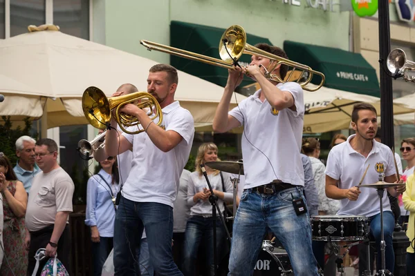 Moskva, Ryssland - 10 juli 2016: coverband Brevis blåsorkester prestanda på en stadsgata. Det är unika Moskva täcka team med enorma energi, bestående av en glada ungdomar. — Stockfoto