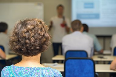 arka ve öğretmen masanın yanında iş toplantısında oturan insanlar