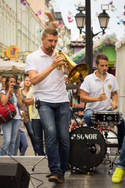 Moskova, Rusya - 10 Temmuz 2016: cover grubunda bir şehir sokak Brevis Brass Band performans. Neşeli bir genç halkı oluşan müthiş enerjisiyle benzersiz Moskova kapak takımı olduğunu.