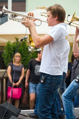 Moskova, Rusya - 10 Temmuz 2016: cover grubunda bir şehir sokak Brevis Brass Band performans. Neşeli bir genç halkı oluşan müthiş enerjisiyle benzersiz Moskova kapak takımı olduğunu.