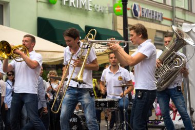 Moskova, Rusya - 10 Temmuz 2016: cover grubunda bir şehir sokak Brevis Brass Band performans. Neşeli bir genç halkı oluşan müthiş enerjisiyle benzersiz Moskova kapak takımı olduğunu.