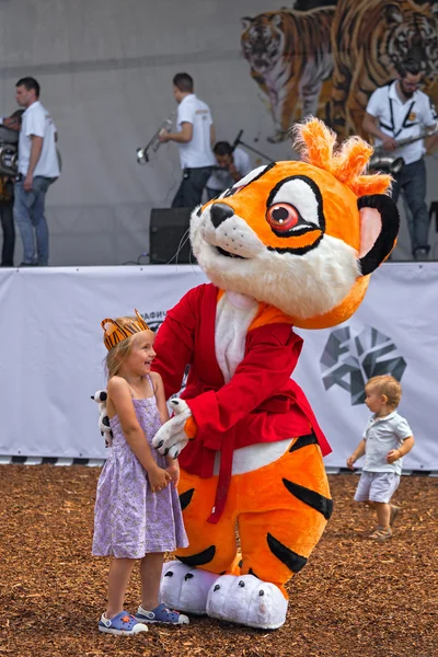 Moskau, russland - 31. Juli 2016: Feier des internationalen Tigertages in moskau. Animateur im Tigeranzug spielt mit Kindern. — Stockfoto