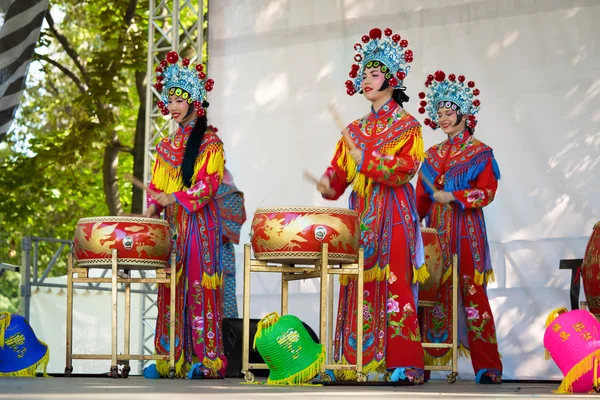 Moscú, Rusia - 31 de julio de 2016: la actuación del espectáculo chino Golden Dragon Drumpst al aire libre durante la celebración del día internacional del tigre en Moscú. Baile con linternas . — Foto de Stock