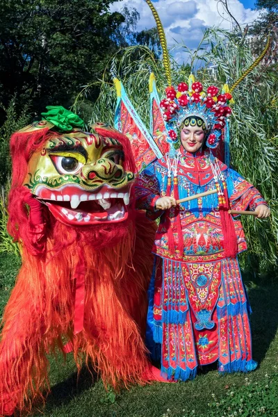 Moscú, Rusia - 31 de julio de 2016: la actuación del espectáculo chino Golden Dragon Drumpst al aire libre durante la celebración del día internacional del tigre en Moscú. Baile con león chino . — Foto de Stock