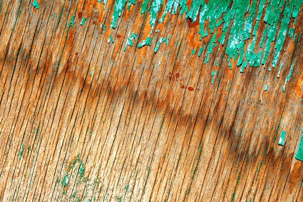 Яркий цветной деревянный фон с диагональными трещинами и пилинговой краской — стоковое фото