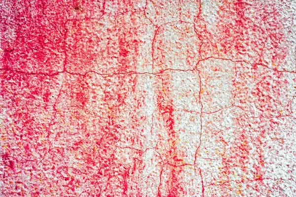 Sfondo grunge - parete bianca e rossa ricoperta di vernice screpolata — Foto Stock