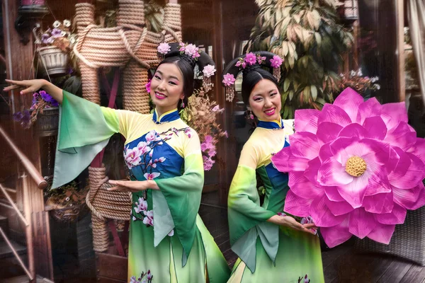 Portret van Aziatische vrouwen met florale parasol — Stockfoto