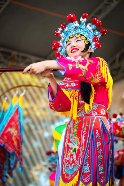 Moscú, Rusia - 31 de julio de 2016: la actuación del espectáculo chino Golden Dragon Drumpst al aire libre durante la celebración del día internacional del tigre en Moscú. Mujer dansing . — Foto de Stock