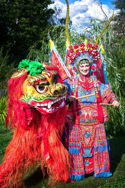 Moskva, Ryssland - 31 juli 2016: prestanda av kinesiska Golden Dragon Drumpst i det öppna luften under firandet av den internationella tiger dagen i Moskva. Trummisen kvinna med lejon. — Stockfoto
