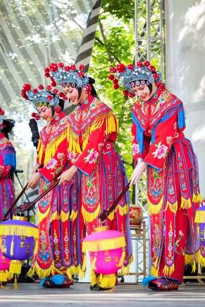 Moscú, Rusia - 31 de julio de 2016: la actuación del espectáculo chino Golden Dragon Drumpst al aire libre durante la celebración del día internacional del tigre en Moscú. Baile con linternas . — Foto de Stock