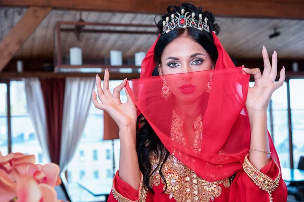 Femme en robe de tradition rouge couvrant le visage avec un mouchoir — Photo