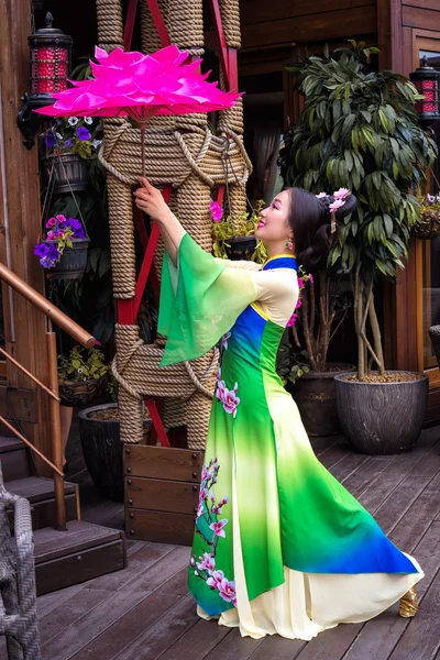 Kinesisk kvinna med en blommig parasoll — Stockfoto