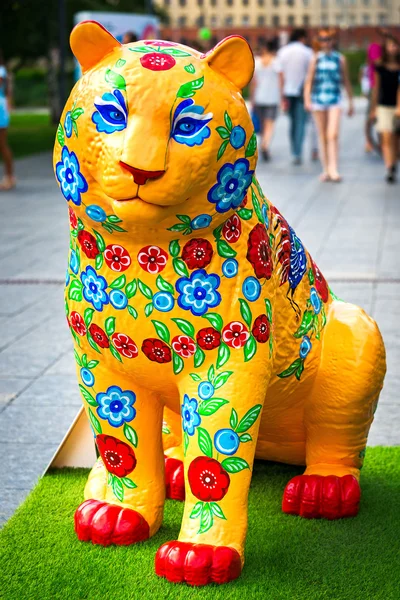 Moscou, Rússia - 31 de julho de 2016: escultura tigre, decorada no estilo da pintura Gorodets (artes folclóricas e artesanato). Festival Tigers in Muzeon. Celebração do dia internacional do tigre em Moscou . — Fotografia de Stock