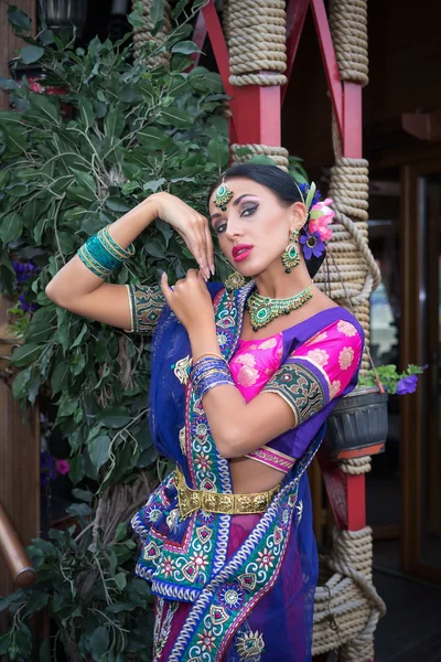 Mulher indiana jovem bonita em roupas tradicionais — Fotografia de Stock