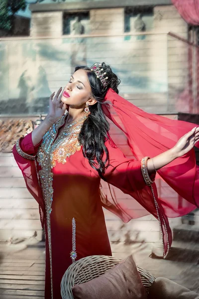 Beautiful slim woman arabian turkish oriental artist in carnival costume — Stock Photo, Image