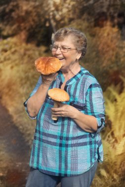 yaşlı kadın ile orman patika üzerinde beyaz mantar