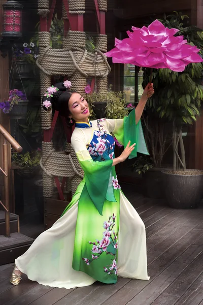 Full längd kinesisk kvinna i en tradition klä Dans med blommig parasol — Stockfoto
