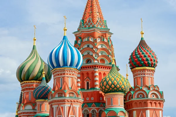 El lugar arquitectónico más famoso para visitar y atraer en Moscú, Rusia, la catedral de San Basilio con cúpulas de colores y cúpulas espectaculares en la cultura tradicional en el cielo azul nublado —  Fotos de Stock