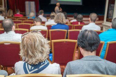 İş konferansları kavram ve fikirler. Profesyonel öğretim görevlisi konuşma içinde erkek ön insan grubu. Yatay görüntü Composition.Business konferanslar kavram ve fikirler. Erkek profesyonel Lectur